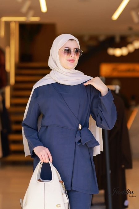 طقم مع ربطة على الجنب