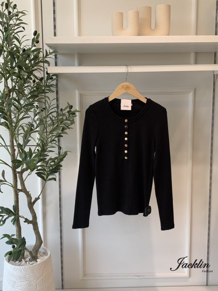 بلوزة مع أزرار